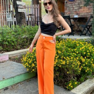 Calça pantalona laranja detalhe bolsos expostos
