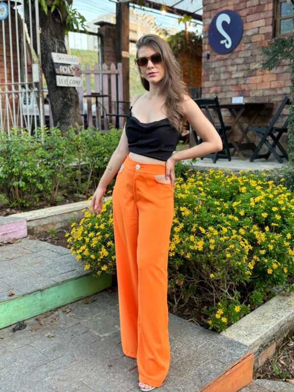 Calça pantalona laranja bolsos expostos