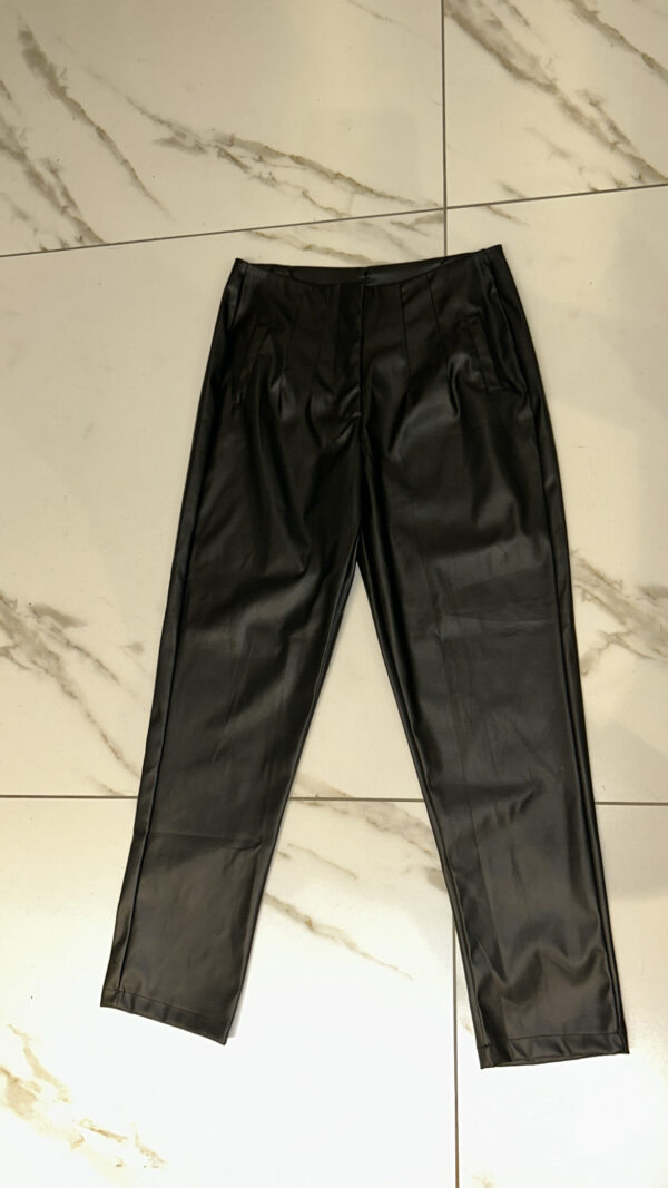 Calça courino preta bolsos laterais