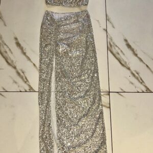 Conjunto de saia longa paetê prata detalhe fenda lateral, Croped uma alça paetê prata.