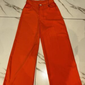 Calça pantalona laranja detalhe bolsos expostos