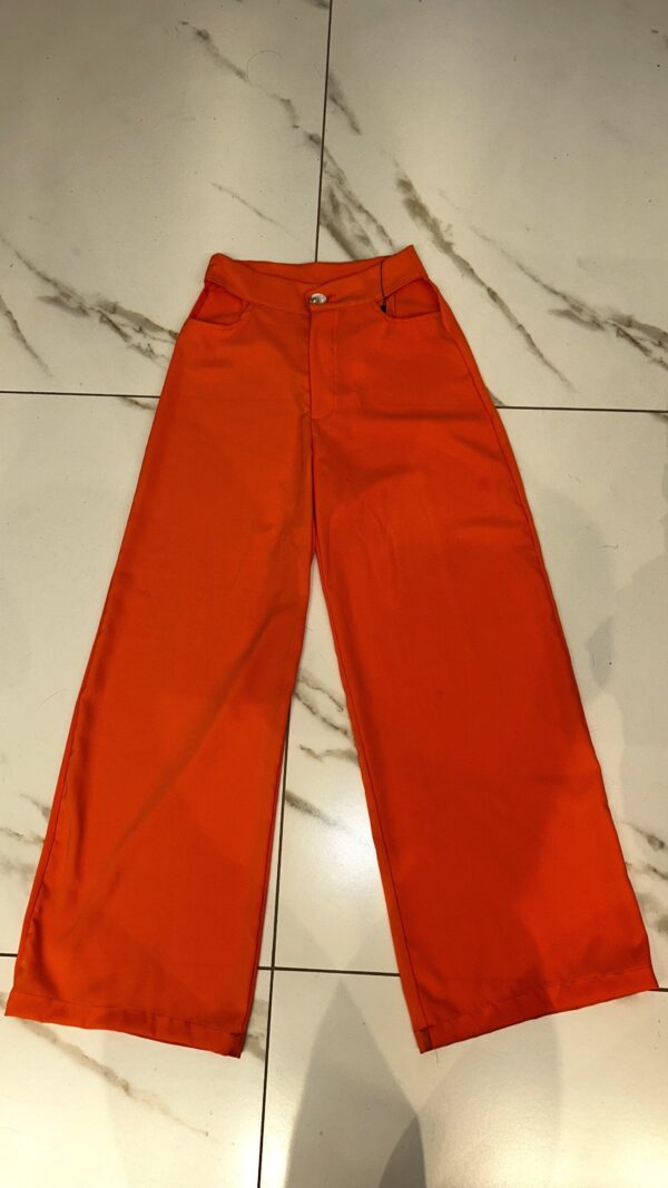 Calça pantalona laranja detalhe bolsos expostos