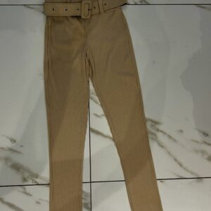 Calça beje canelado com cinto