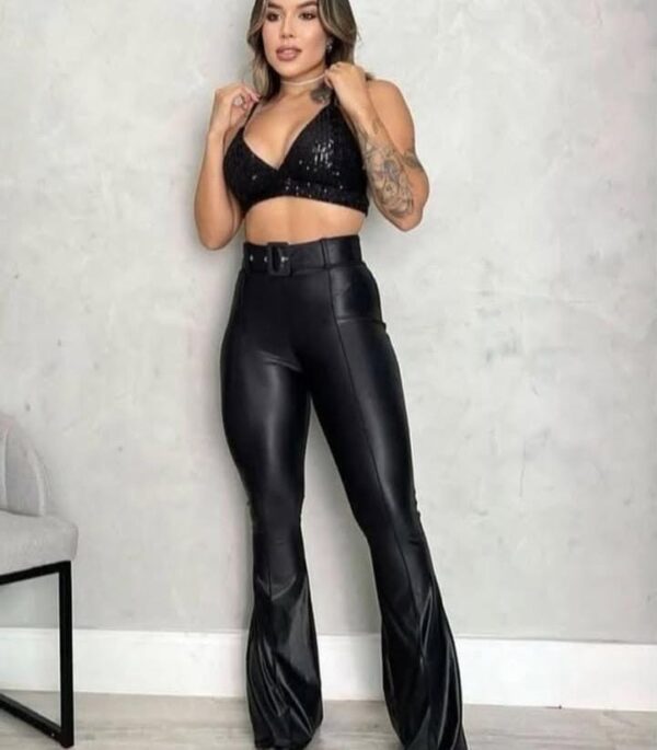 Calça Flare com cinto courino