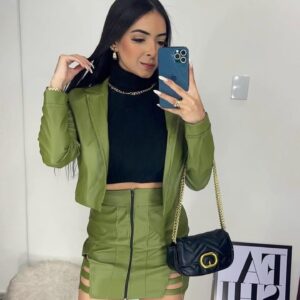 Conjunto casaco e saia verde militar